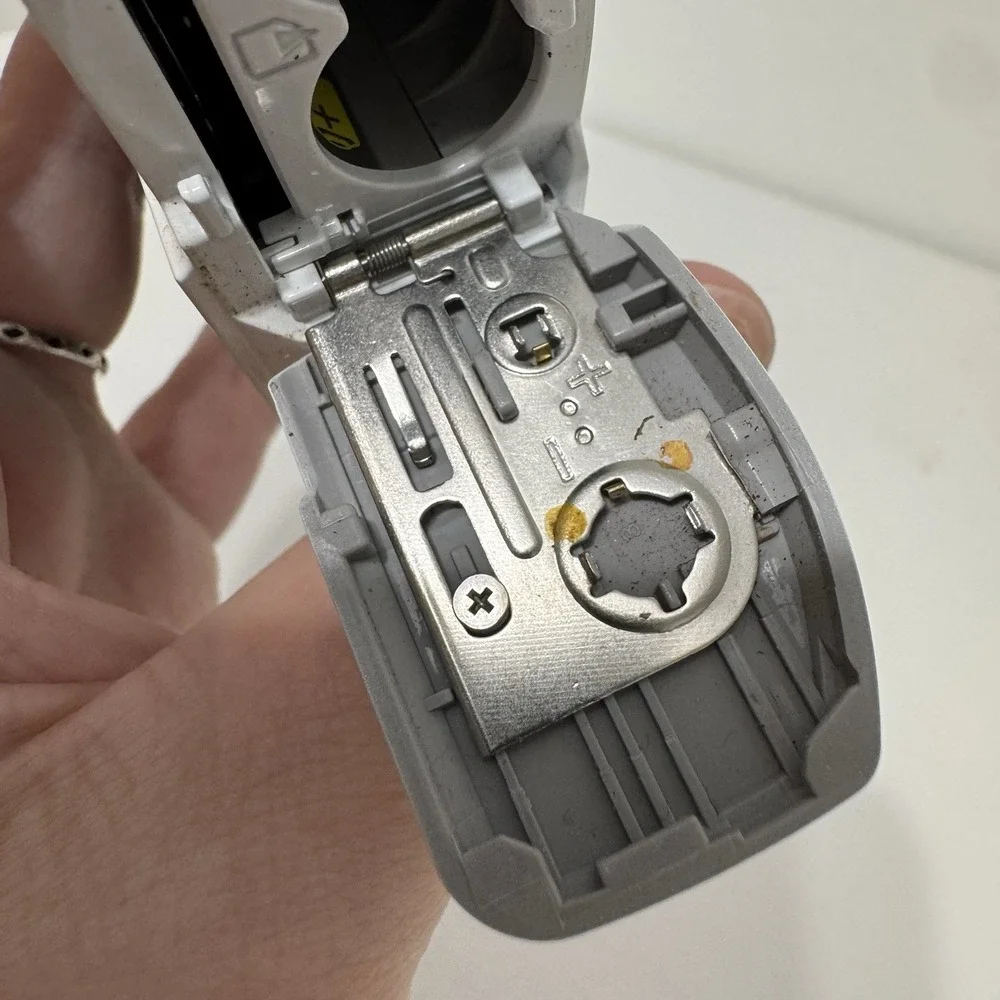 Sanyo S870 8.1MP Digital‎ Camera White - WARPED DISPLAY